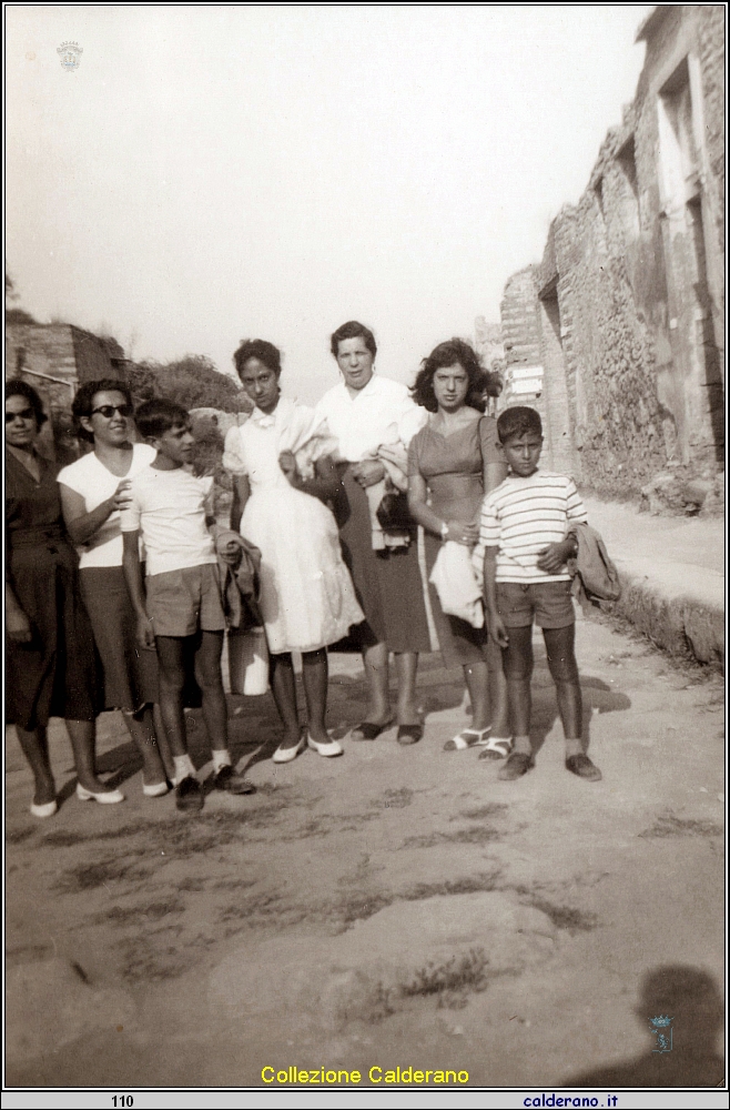 Negli scavi Silvana Colavolpe, Italia Calderano, Ciccillo e Franca Colavolpe, Filomena Calderano e Liliana e Biasino Colavolpe.jpeg