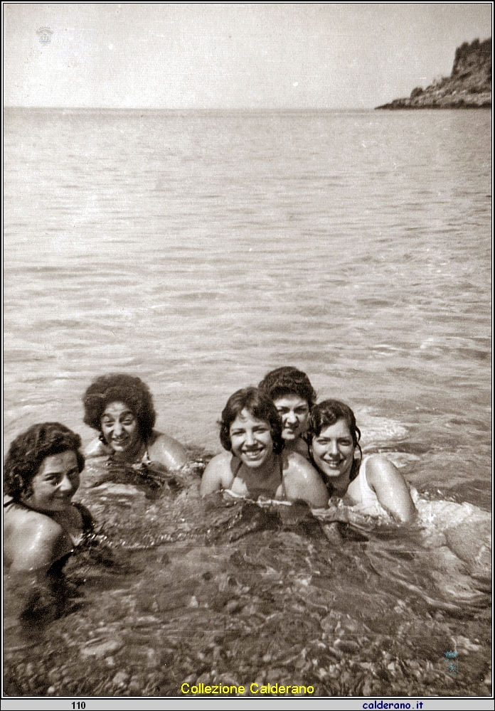 Nel bagnasciuga Emilia, Maria Pia e Maria Emilia Calderano, Adriana Liberatore e Liliana Colavolpe.jpeg