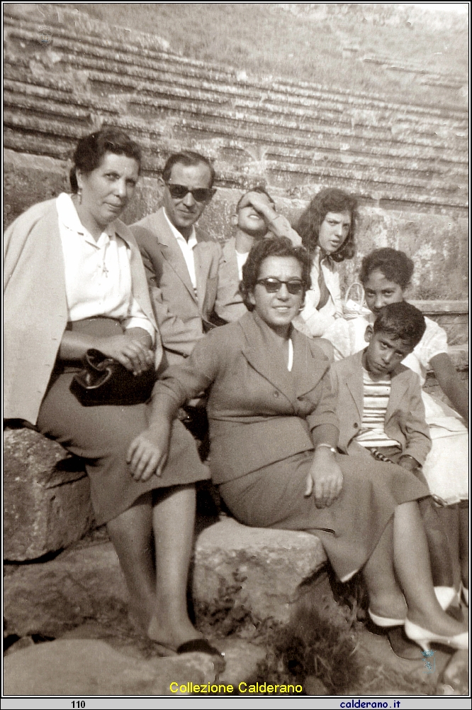 Nell'anfitreato la Famiglia Colavolpe e Italia Calderano.jpeg