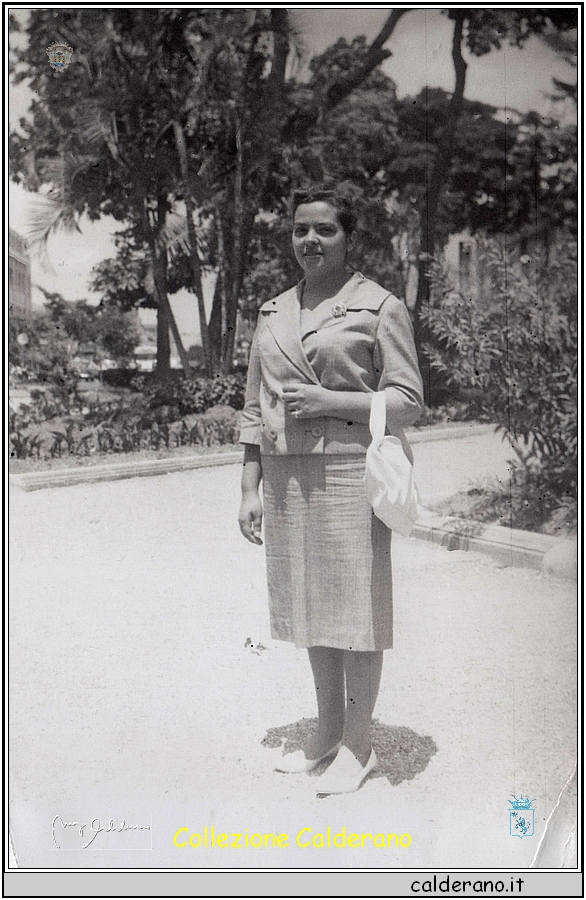 Maria Colavolpe nel giardino.jpeg
