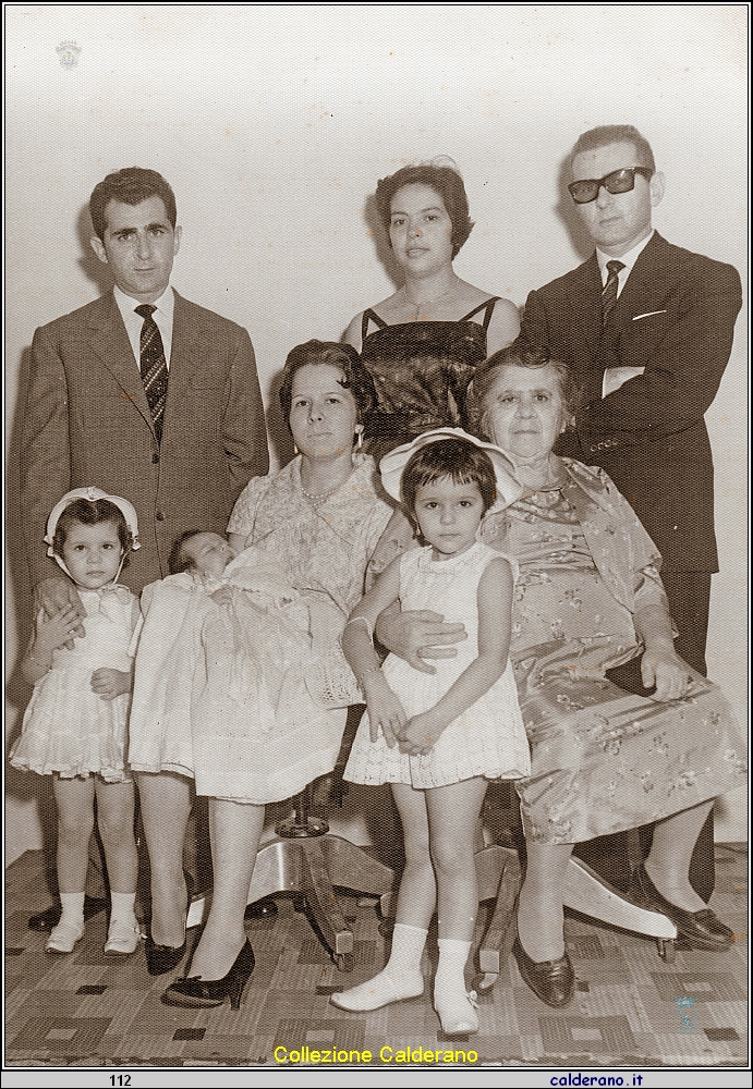 Battesimo Esmeralda Limongi con Juan, Mirella, Maria, Domingo, nonna Carmela, Rossa y Patri.jpeg