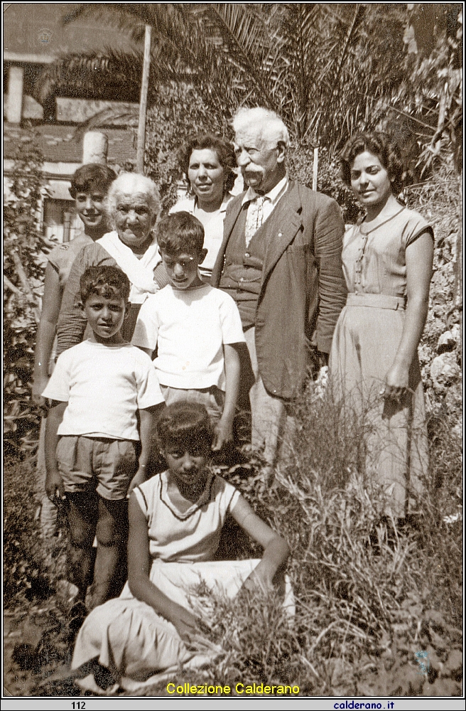 Emilia Giglio e Biagio Calderano di Gregorio con la figlia Filomena e i nipoti Liliana, Silvana, Ciccillo, Biasino e Franca Colavolpe.jpeg