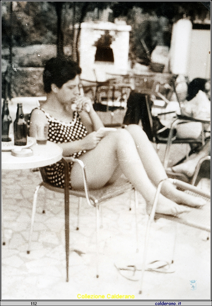 Liliana Colavolpe in relax con un libro, un panino e una birra.jpeg