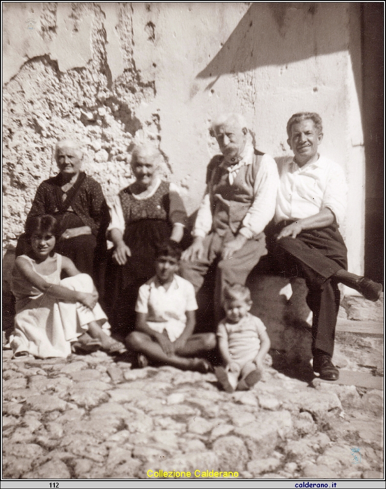 Luigia ed Emilia Giglio, Biagio e Alberto Calderano, Lina Mazzuca, Ciccillo ©olavolpe e Luigino Calderano di Nicola.jpeg