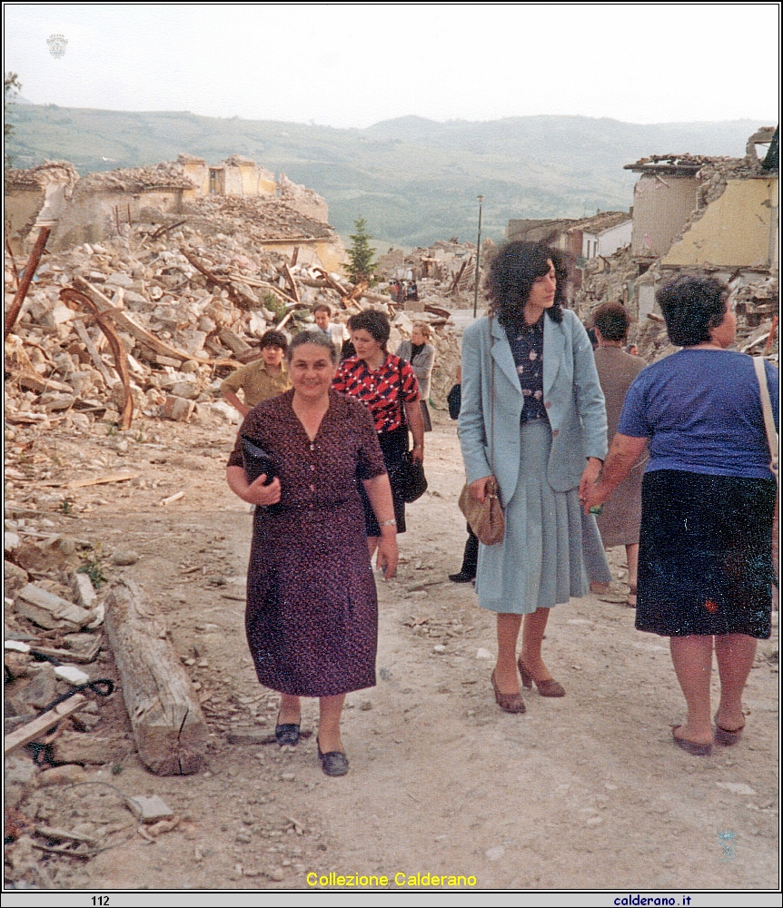 Maria Mazzeo a Conza post terremoto del 23-11-1980.jpeg