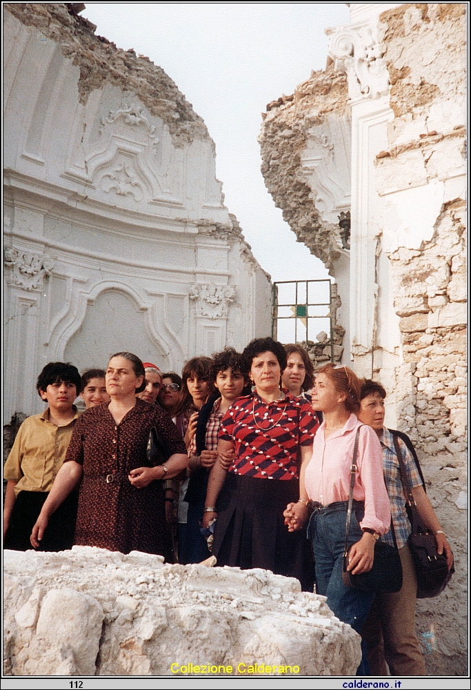 Maria Mazzeo tra le macerie del Terremoto a Conza della Campania 24-5-1981.jpeg