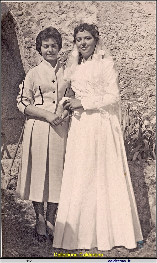 Silvana e la sorella Maria Colavolpe sposa - 26-04-1956.jpeg
