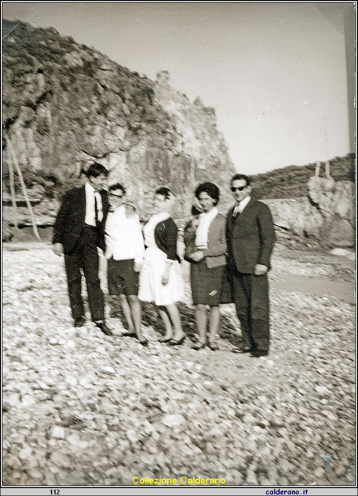 Sulla spiaggia a Fiuzzi Ciccillo, Liliana, Silvana e Franca Colavolpe e Arnaldo Schettino.jpg