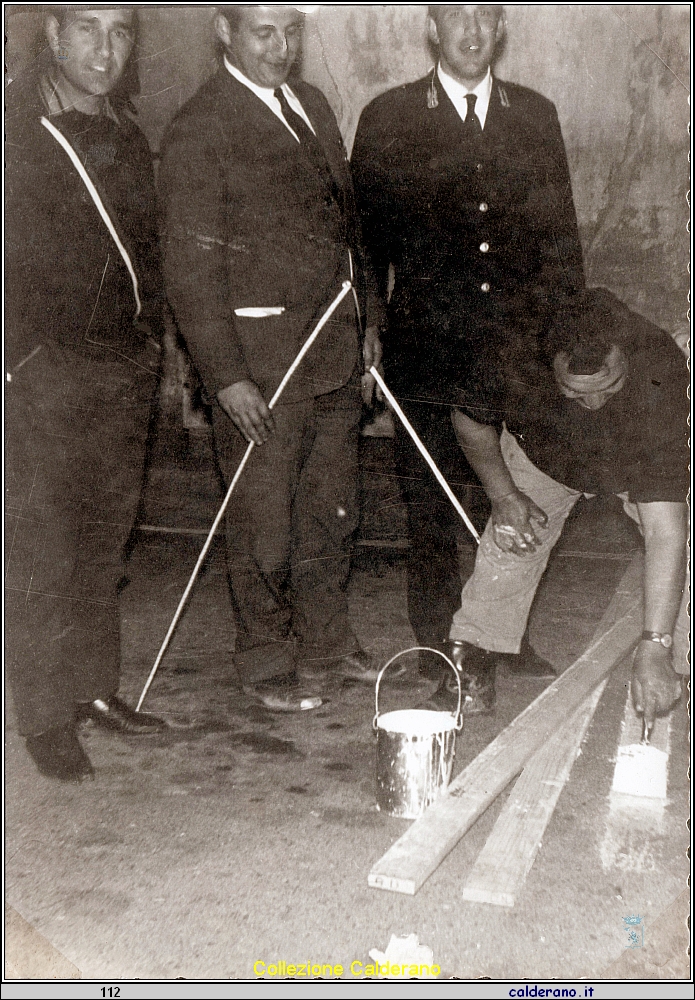 Tracciando le strisce per il parcheggio con Giuseppe Accardi, Arnaldo Schettino, Pierino Limongi e Antonio Ndondo' Limongi.jpg