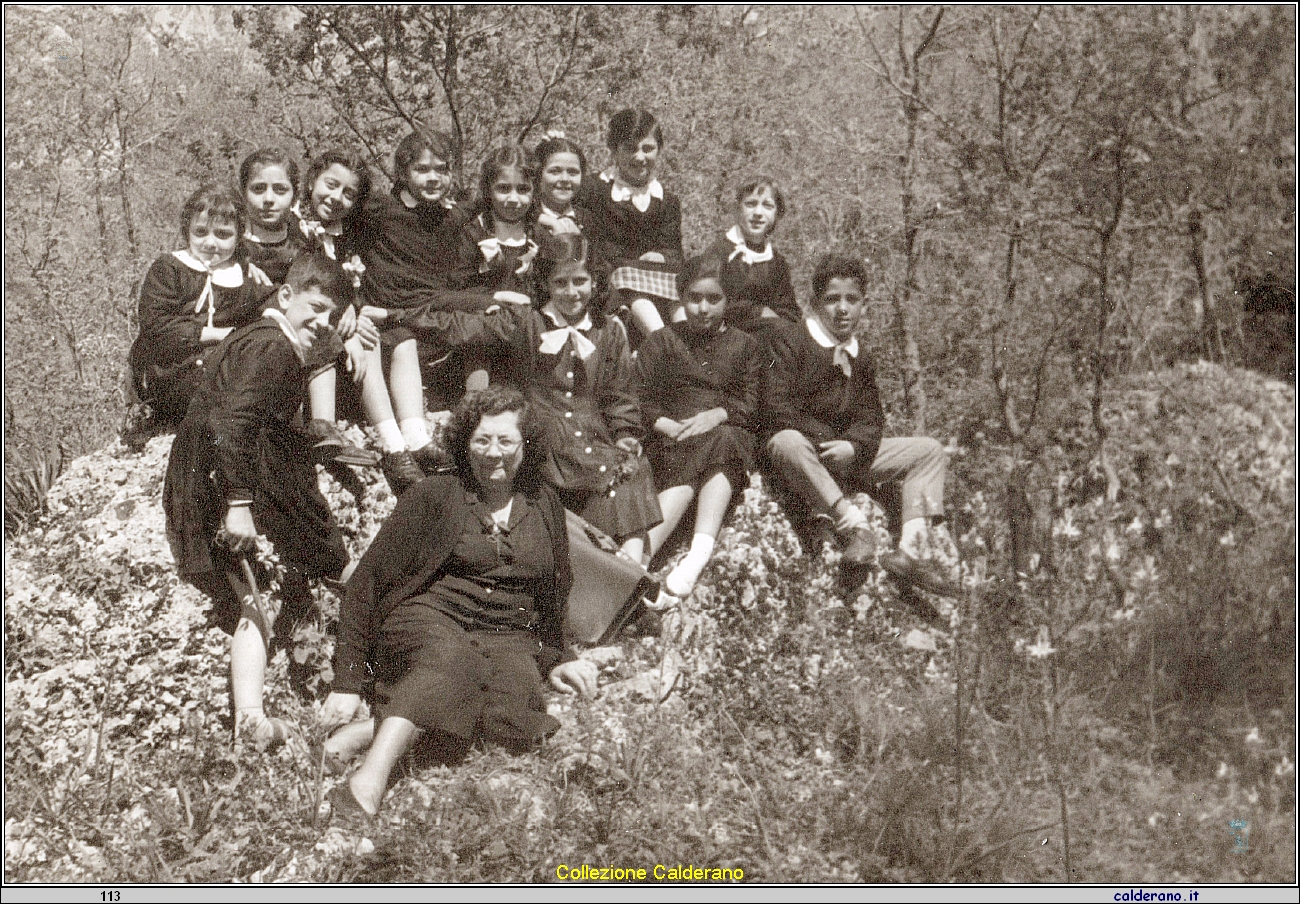 Ada Sessantuno con una sua scolaresca .jpeg