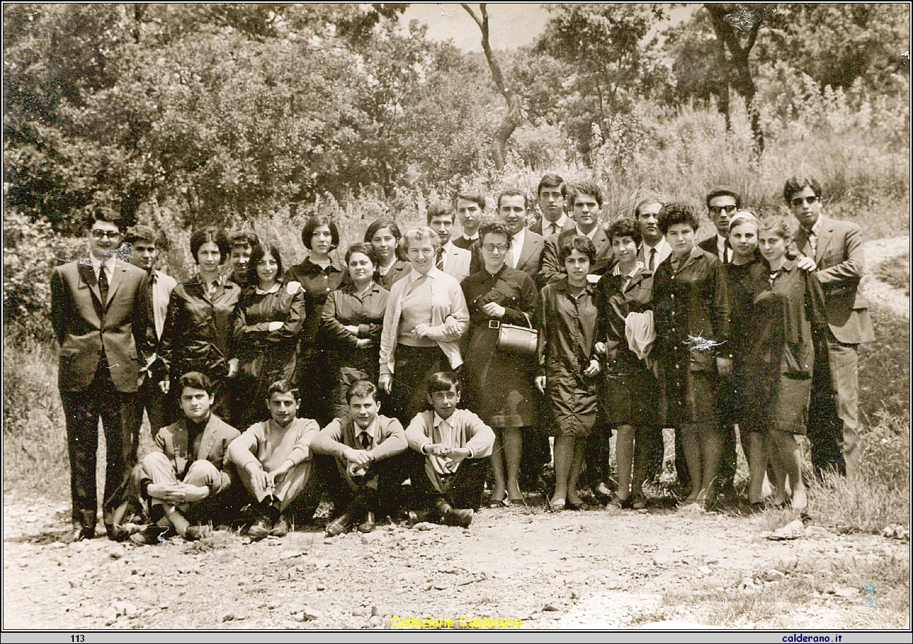 Alunni dell'Istituto Magistrale con Elio Santoro, Letizia Labanchi e Anita Zammarrelli.jpg