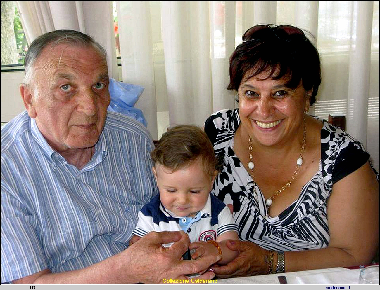 Antonio Scopa con il nipotino Gabriele e Assunta Giudice.jpg