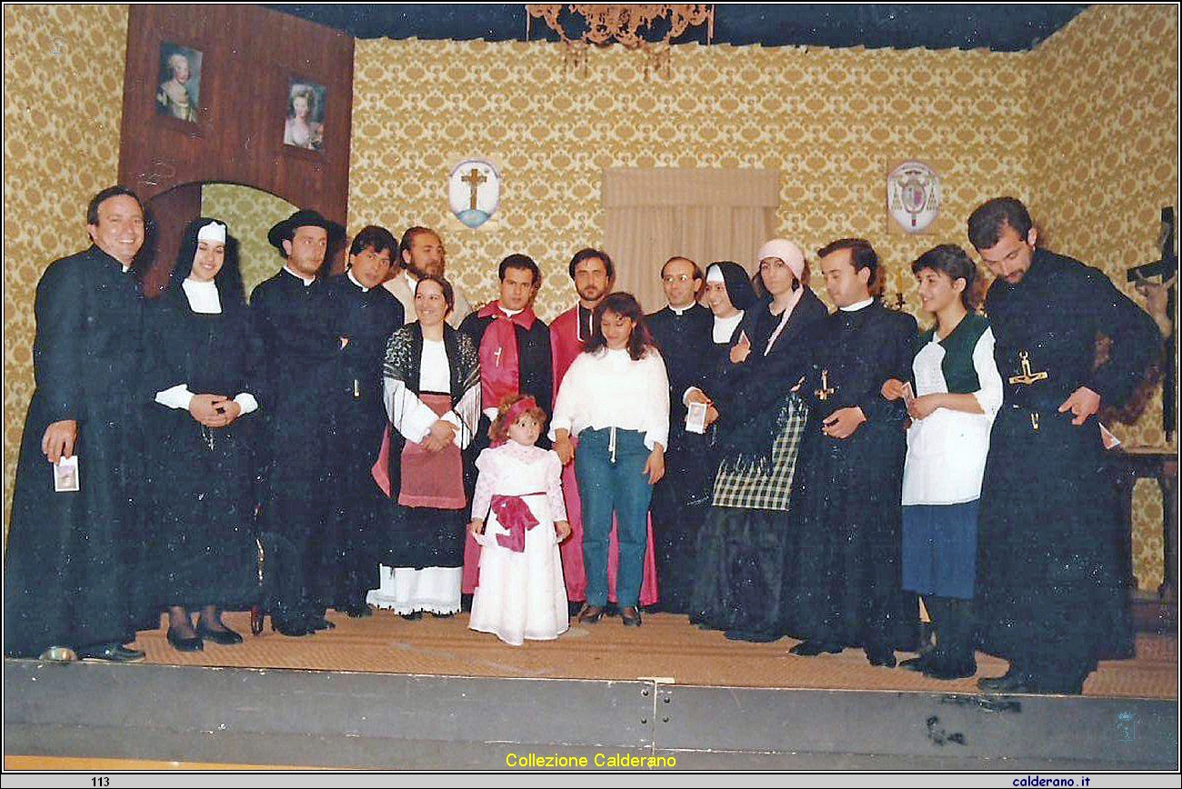 Compagnia teatrale con Padre Aniello Rivetti.jpg