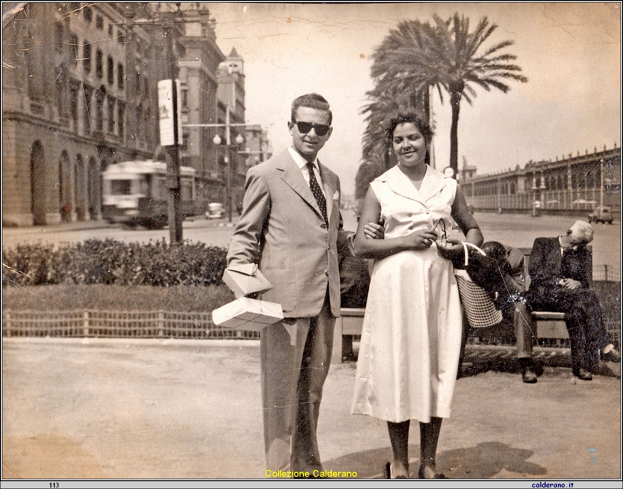 Domingo Limongi e Maria Colavolpe con i regali.jpeg