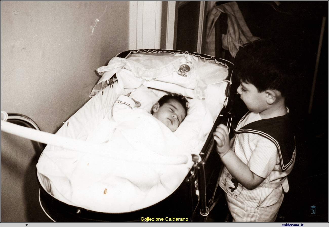 Maria Adelaide Calderano di 8 giorni con il fratellino Luigi.jpeg