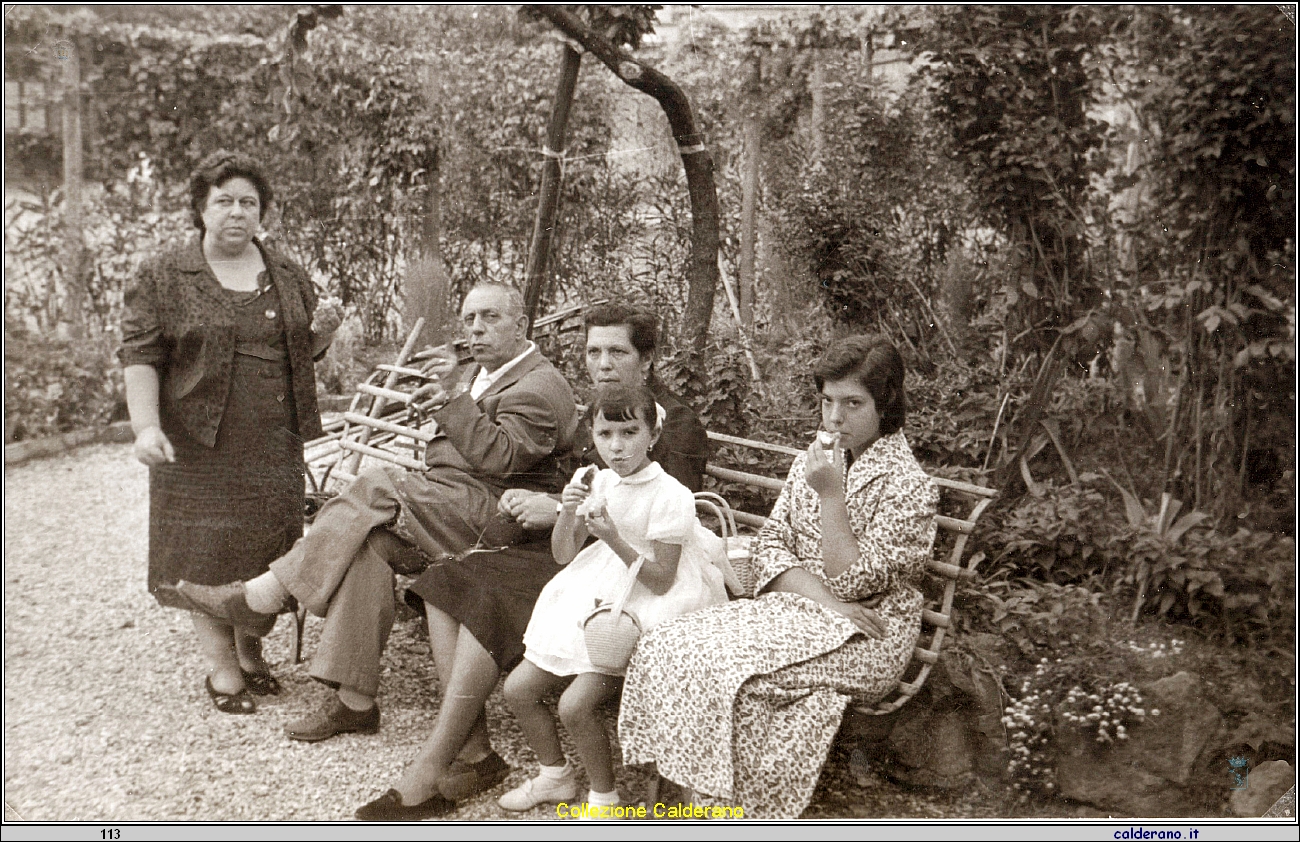 Nel giardino Adelaide Spagnolo, Luigi, Filomena e Adelaide Calderano e Liliana Colavolpe.jpeg