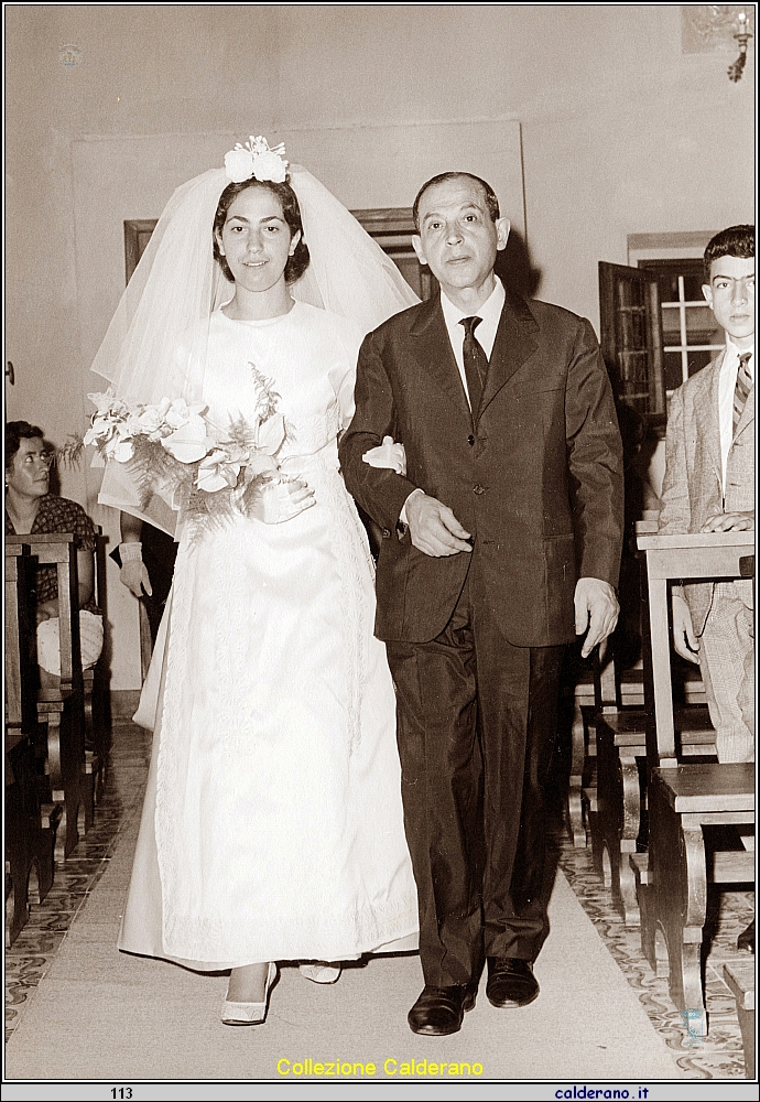 Sposa Franca Colavolpe con il padre Vincenzo in Chiesa.jpeg
