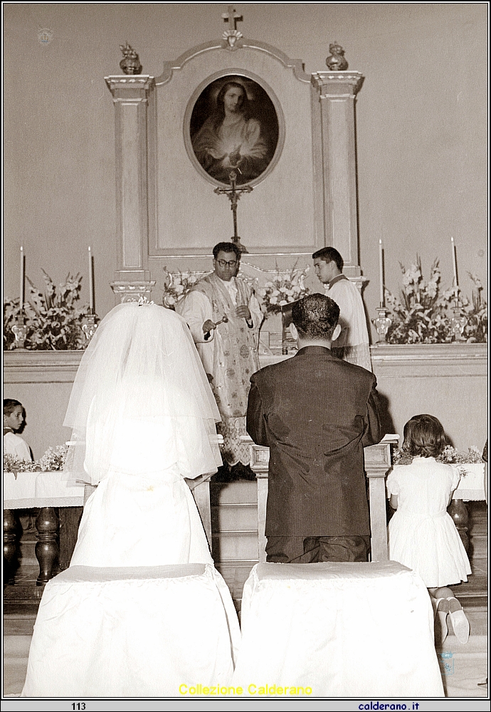 Sposi Franca Colavolpe e Arnaldo Schettino nella Chiesa del Gesu' con Padre Cerracchio.jpeg