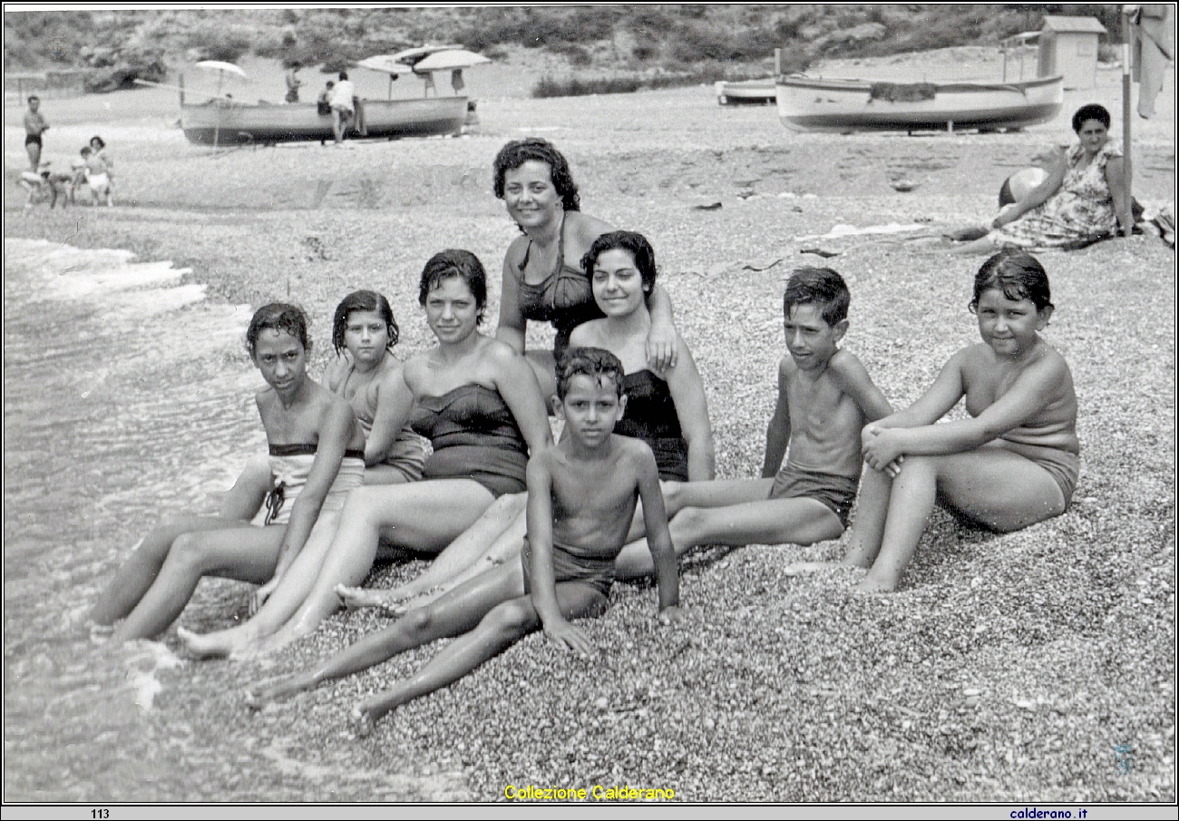Sulla Spiaggia di Fiumicello Franca, Cristina, Liliana, Emilia, Silvana, Ciccillo, Luciana e Biasino.jpeg