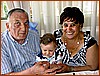 Antonio Scopa con il nipotino Gabriele e Assunta Giudice.jpg