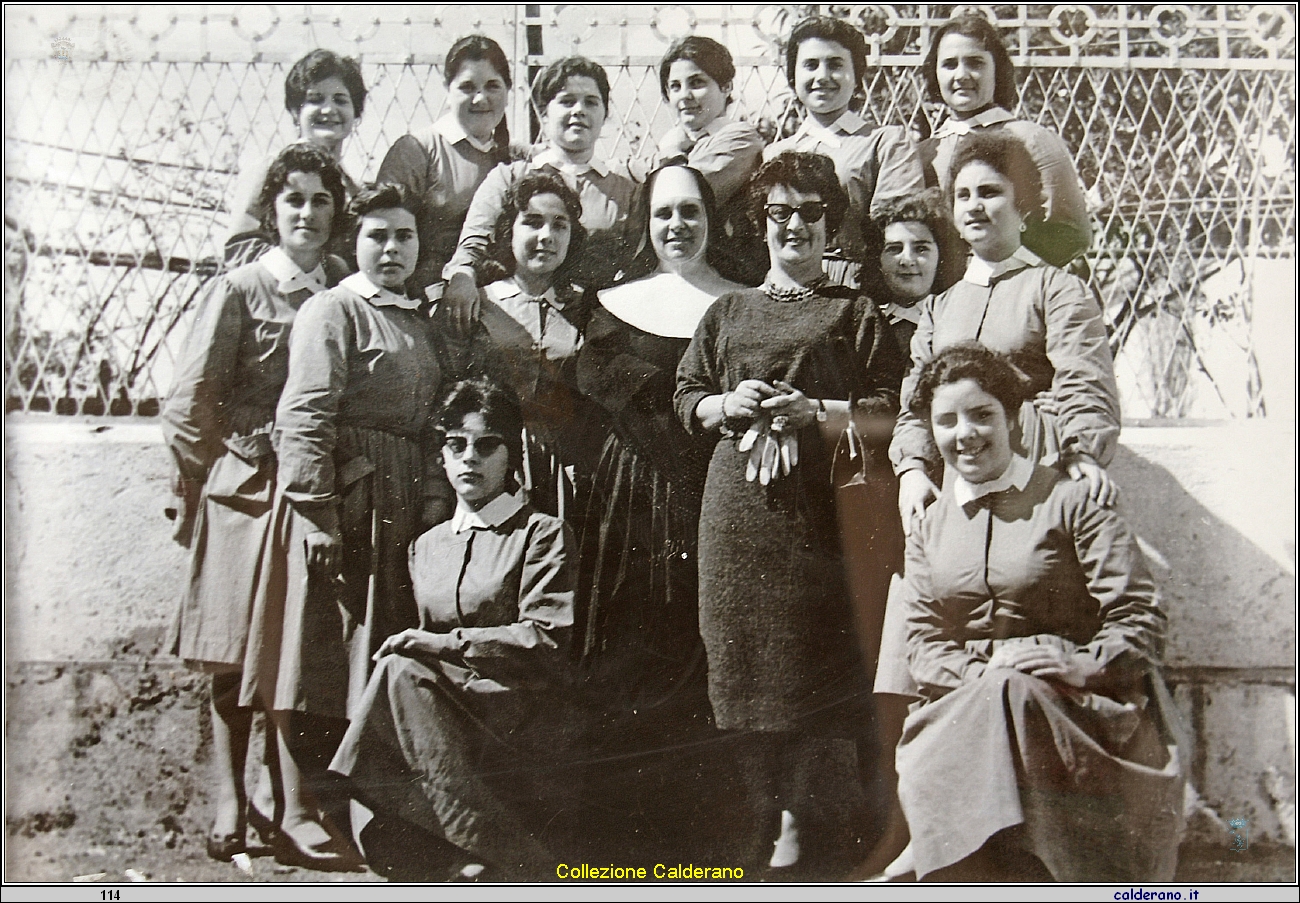 Alunne dell'Istituto Magistrale con Antonietta Burza.JPG