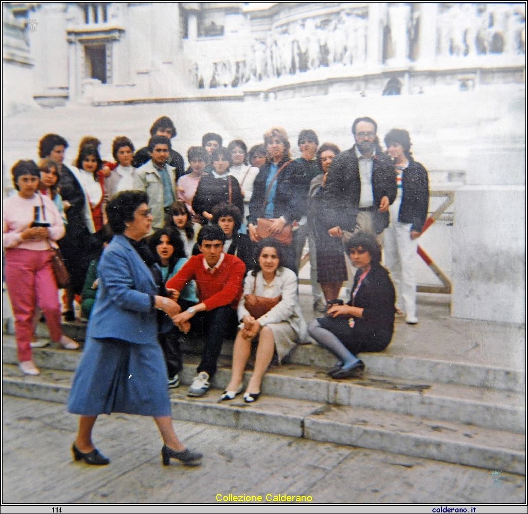 Alunni dell'Istituto Magistrale all'Altare della Patria.JPG