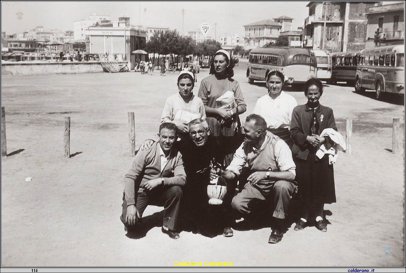 Carmela Zietta Avigliano e Maria Mazzeo con Padre Fiore a Nettuno.jpeg