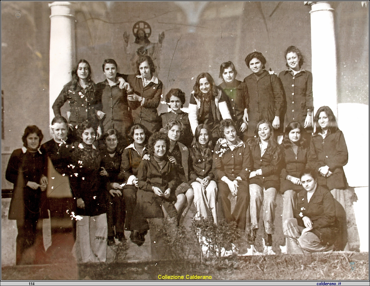 Collegiali dell'Istituto De Pino nel chiostro .JPG