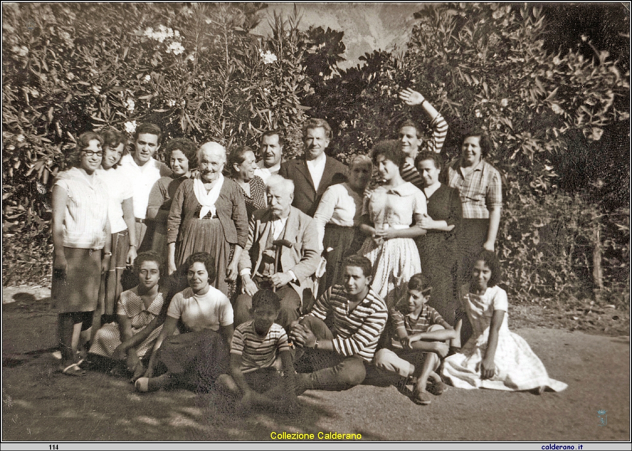 Famiglia di Emilia Giglio e Biagio Calderano di Gregorio con parte dei figli, nuore e nipoti.jpg