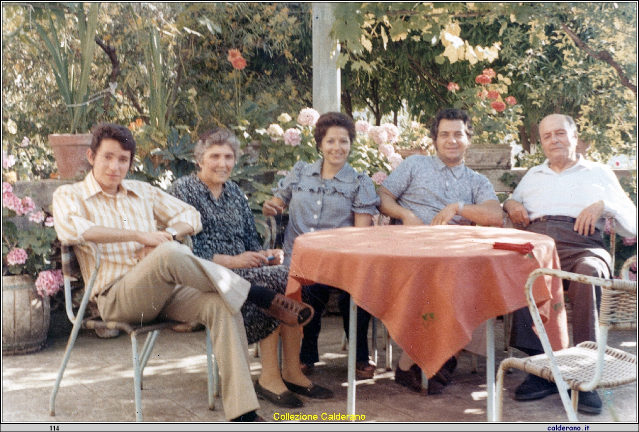 Giovannina Limongi con il fratello Raffaele e i parenti.jpeg