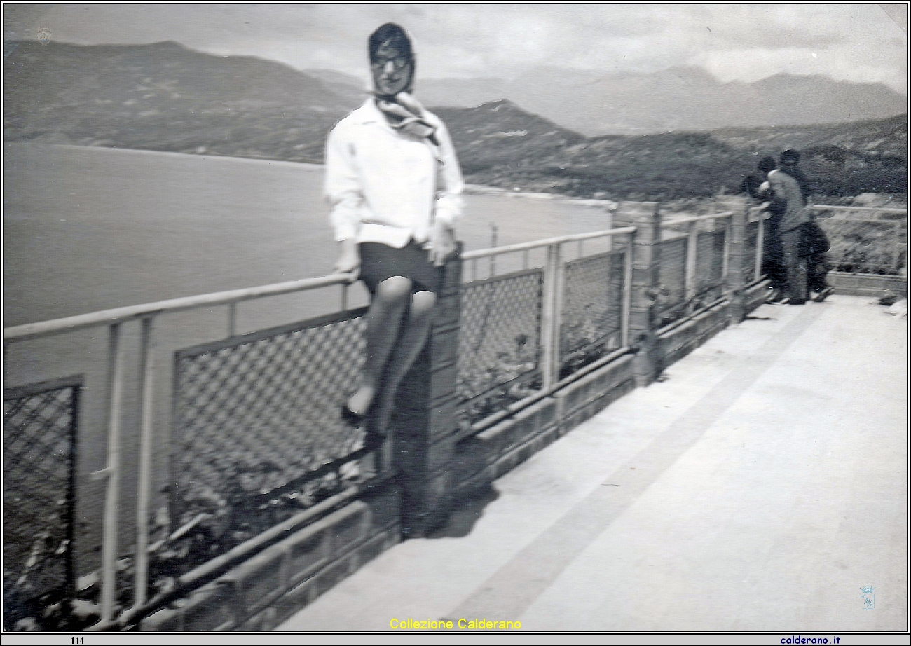 Liliana Colavolpe con gli occhiali sulla terrazza.jpeg