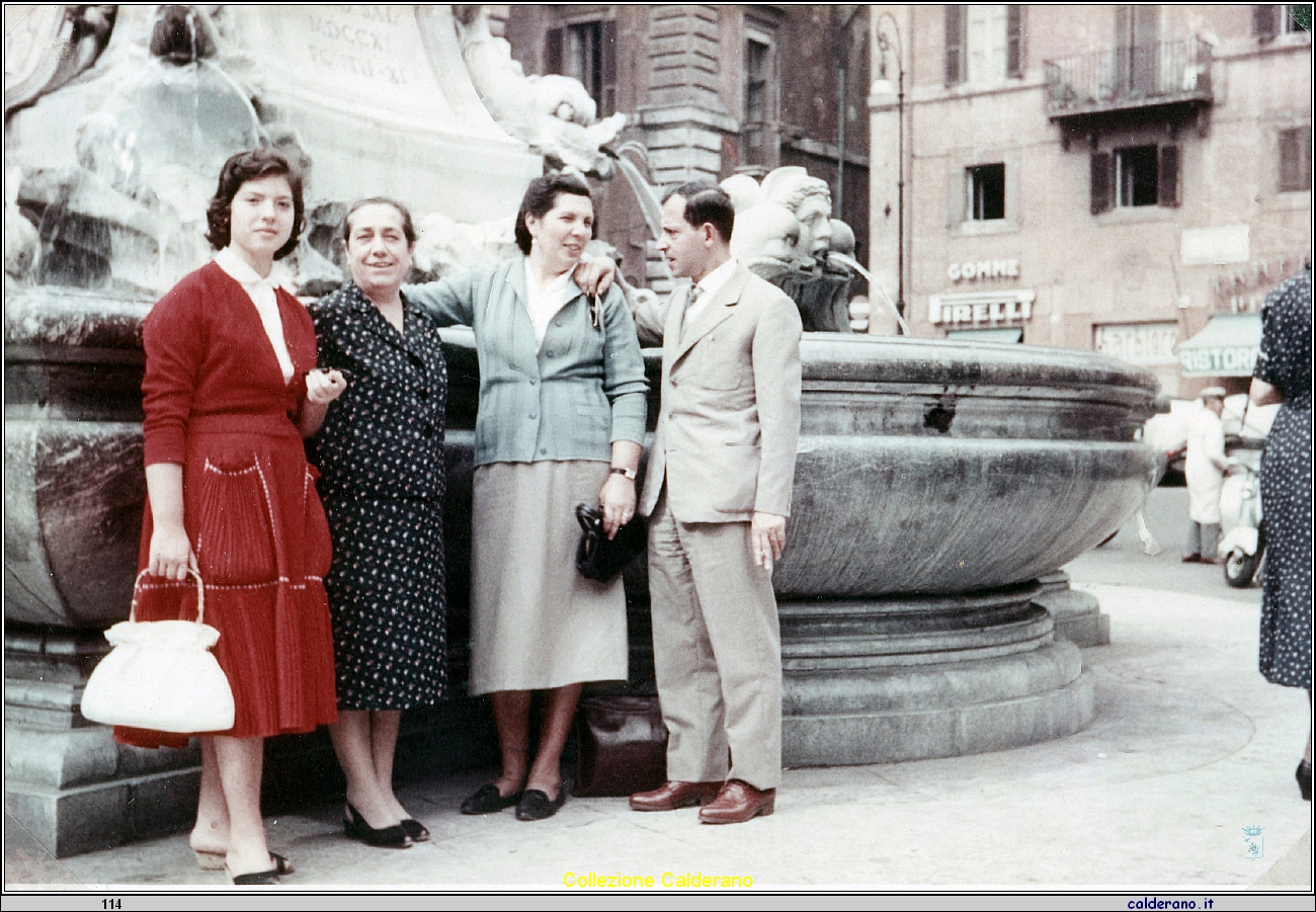 Liliana Colavolpe, Georgette Oudibert, Filomena Calderano e Vincenzo Colavolpe alla fontana del Pantheon.jpeg