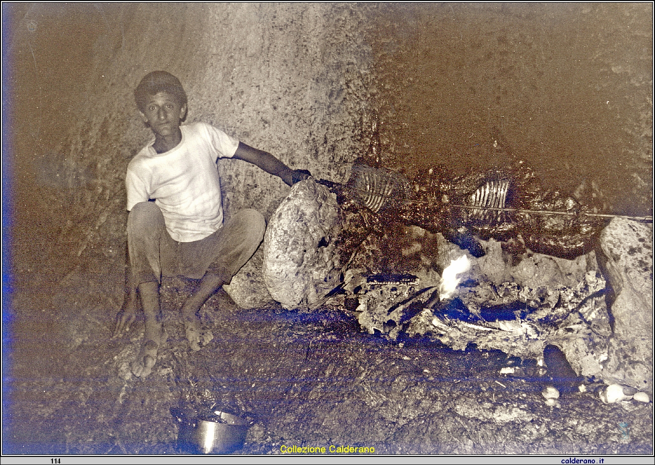 Pino De Luca con l'agnello allo spiedo .jpg