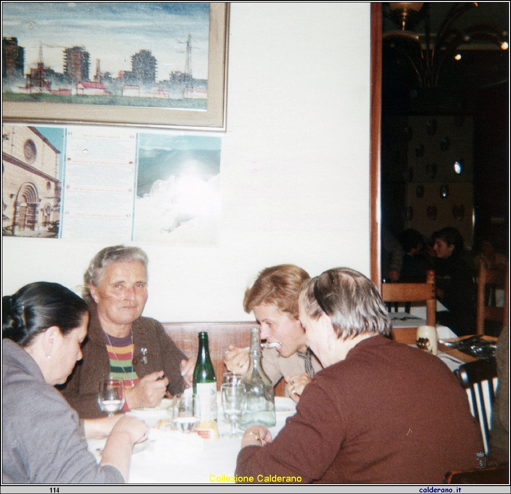 Pranzando con Francesca Brando Zu' Monicu Maria Mazzeo e Fortuna Fiorenzano 20 ottobre 1975.jpeg