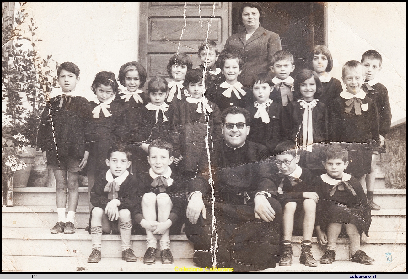 Seconda elementare con la Maestra Raffaella Ninuccia Di Benedetto e Padre Cerracchio.jpeg