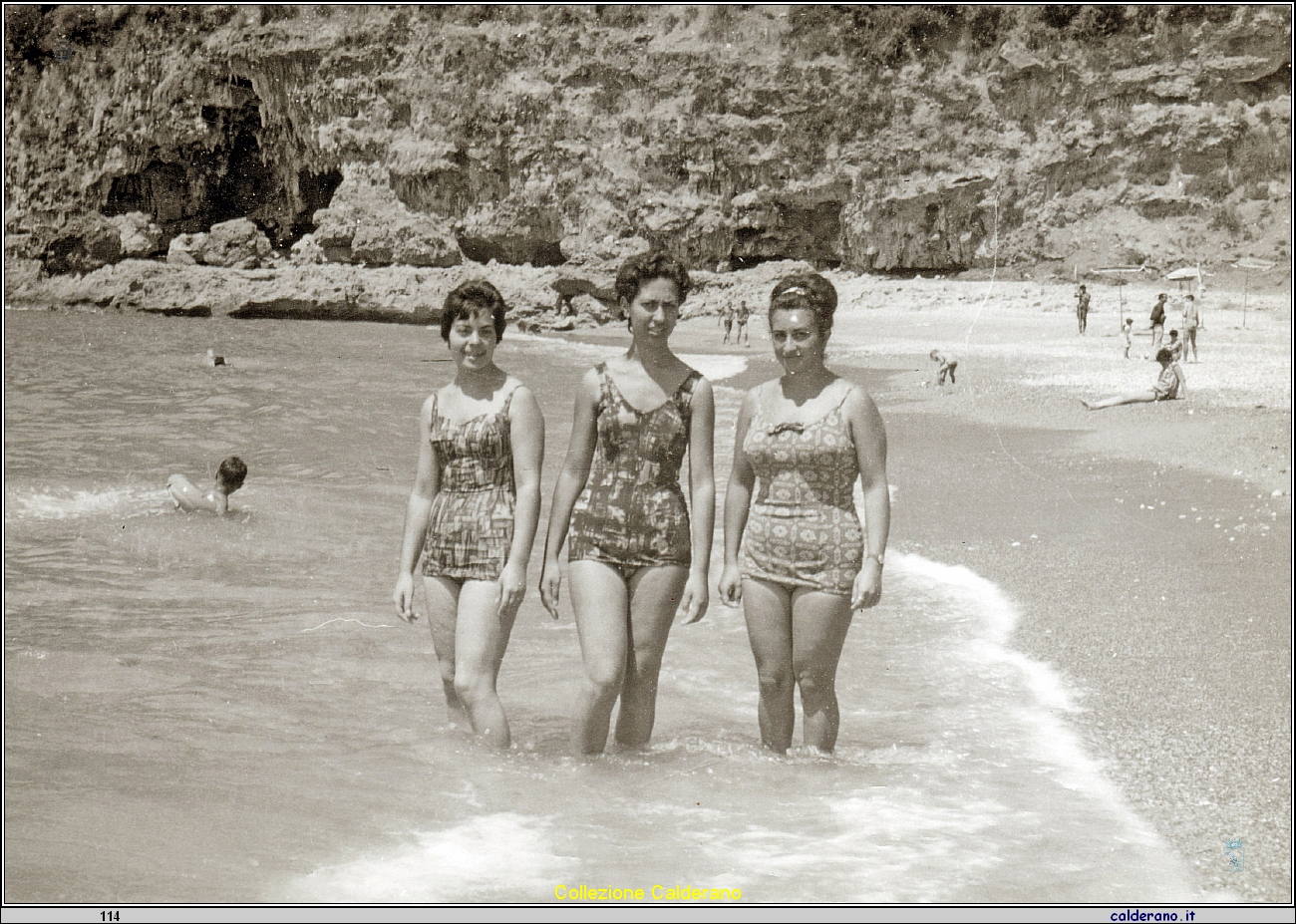 Silvana e Franca Colavolpe e Carmelina Mazzeo a Fiumicello 1964.jpeg