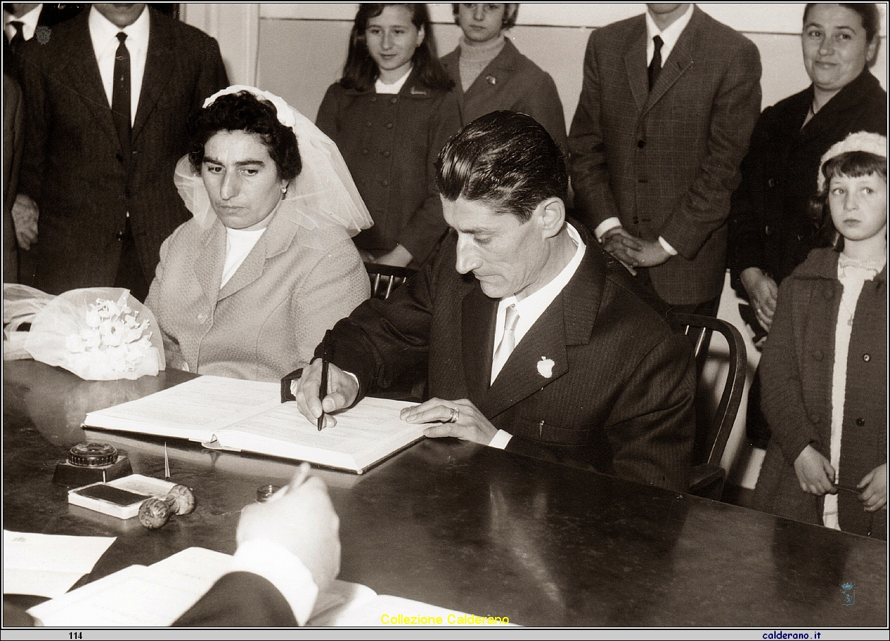 Sposi Eligio Giordano firma per il matrimonio con Luigia Cerrato.jpeg