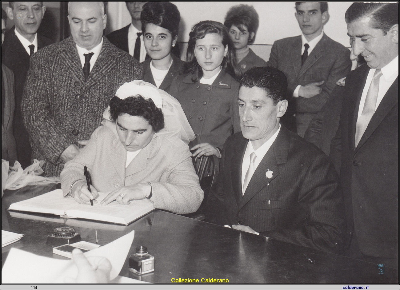 Sposi Luigia Cerrato firma per il matrimonio con Eligio Giordano.jpeg