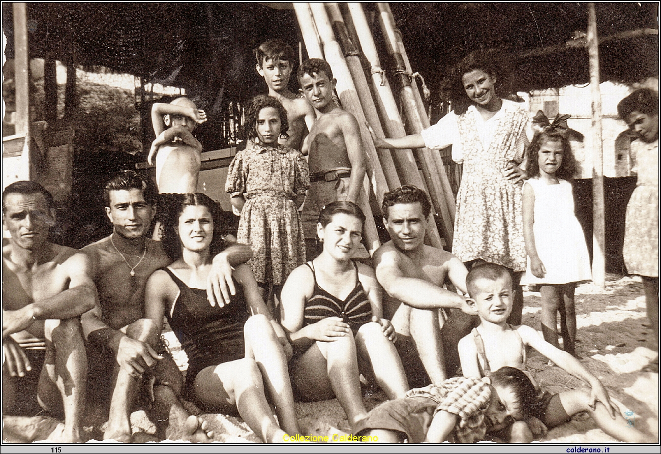 Bagnanti al Porto sotto la capanna con Antonio Cerrato e Maria Mazzeo 17-7-1947.jpeg