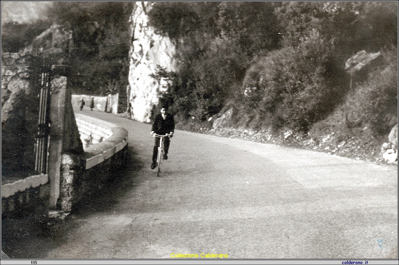 Biasino Colavolpe con la bicicletta alla Porta Rossa.jpeg