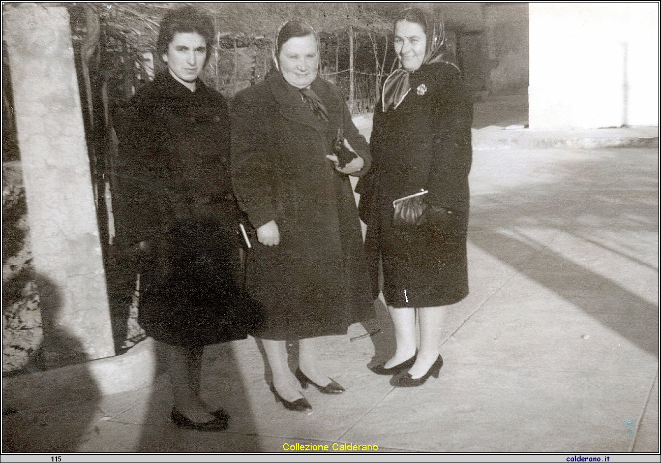 Carmela Avigliano Zietta, Franceschina Rizzo e Maria Mazzeo.jpeg