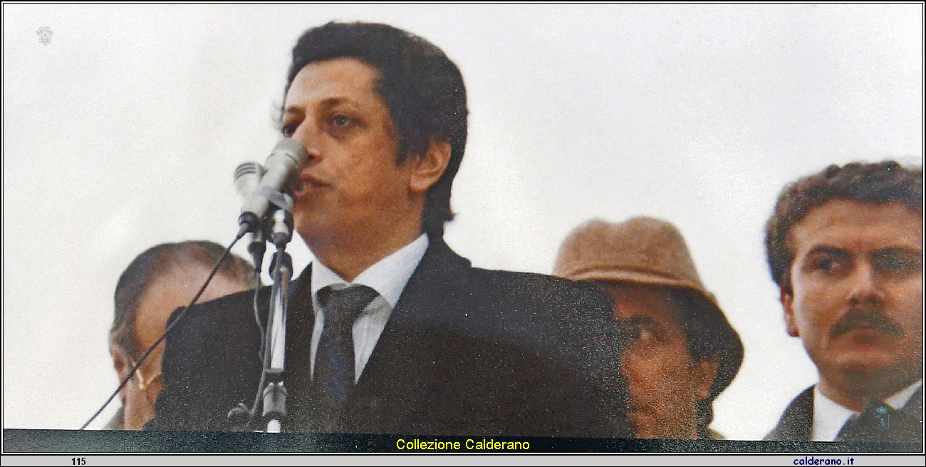 Fernando Sisinni al microfono.jpg
