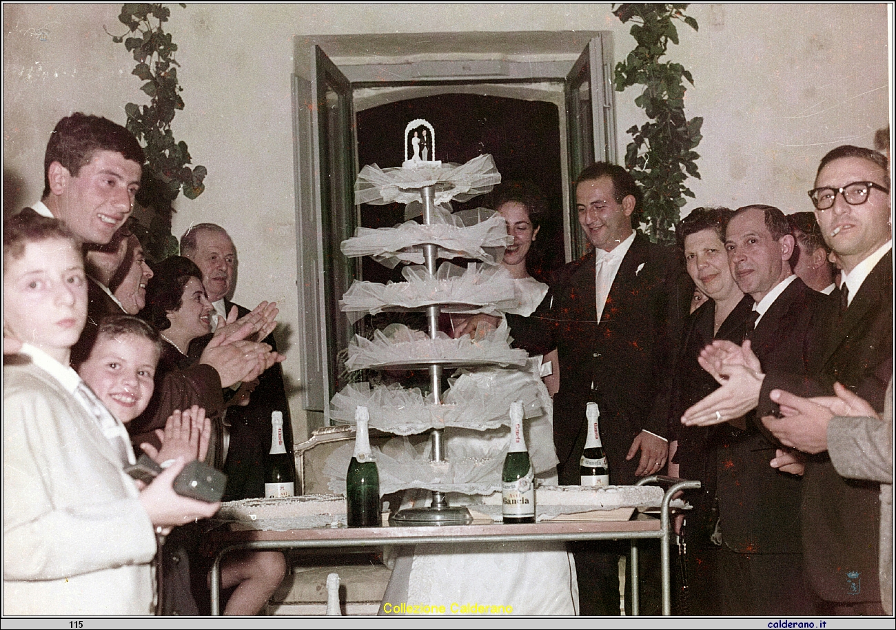 Matrimonio di Franca Colavolpe e Arnaldo Schettino al taglio della torta.jpeg