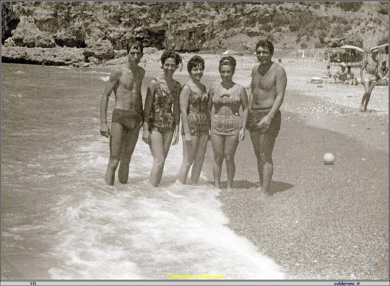 Sulla battigia Ciccillo, Franca e Silvana Colavolpe, Carmelina Mazzeo e Romualdo Pitotti Calderano.jpg