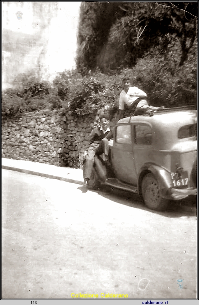 Roberto Liberatore sul parafango della Balilla in Via Mandarini.jpg