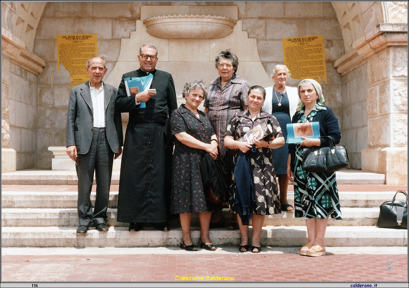 Vincenzo Colavolpe, Padre Cerracchio, Filomena Calderano, Giuseppina Fiore, Beatrice Avigliano, Maria Mazzeo e Carmela Zietta Avigliano - giugno 1979.jpeg