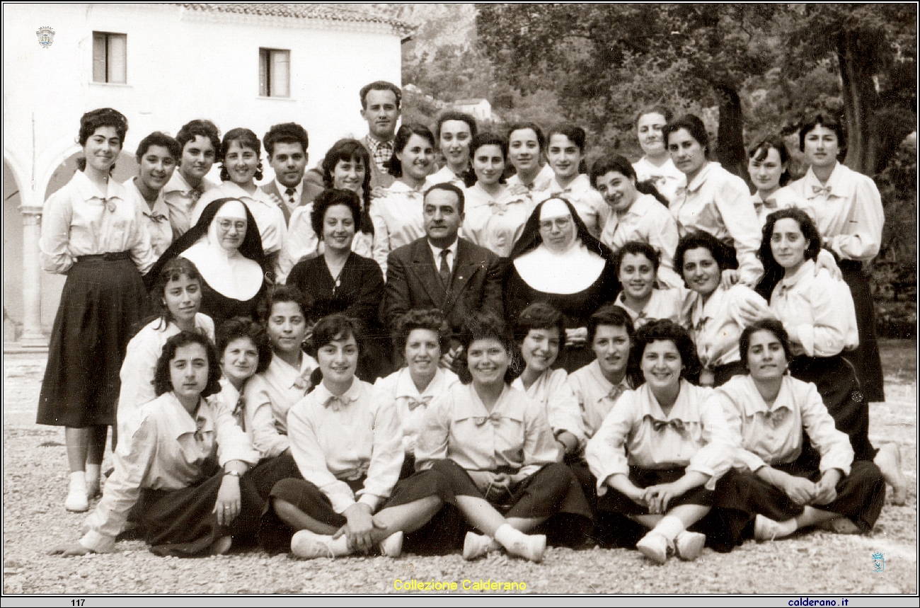 Alunne e insegnanti dell'Istituto Magistrale Parificato.jpeg