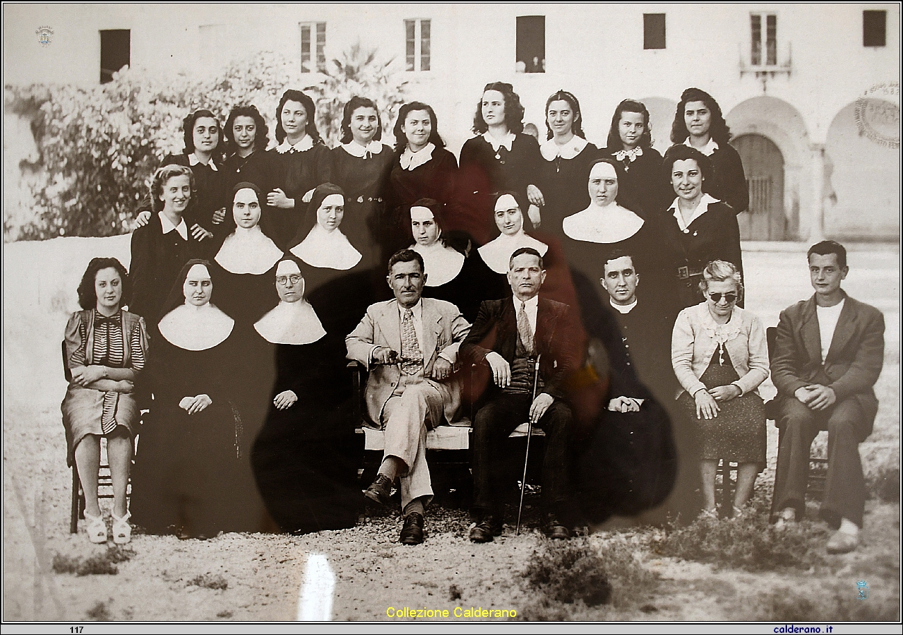 Alunne, Suore e Insegnanti dell'Istituto Magistrale Parificato.JPG