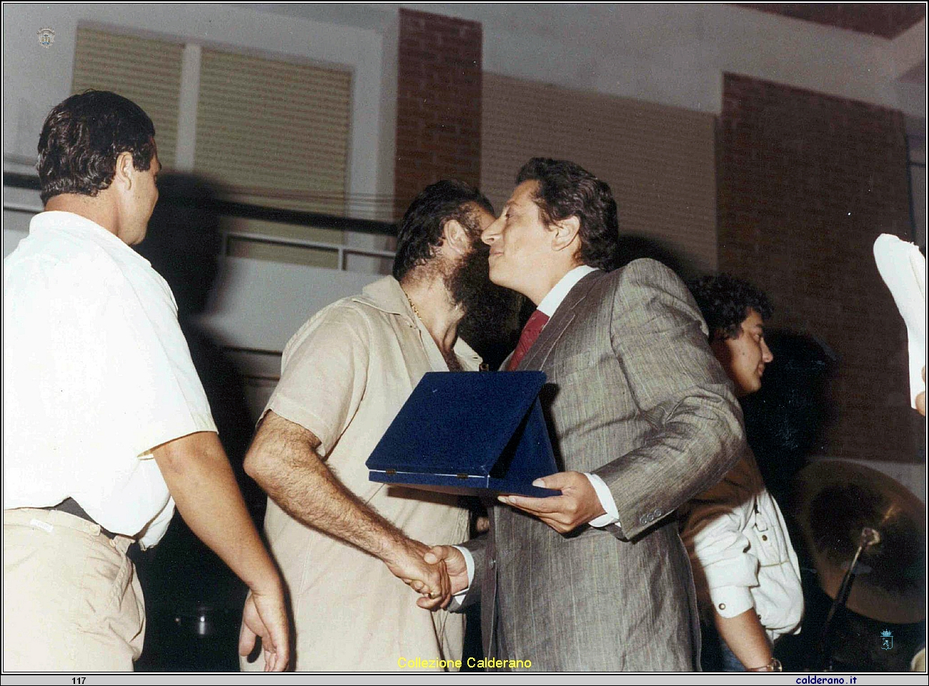 Fernando Sisinni Consegna la Targa e Domenico Panza Bocchino.jpg