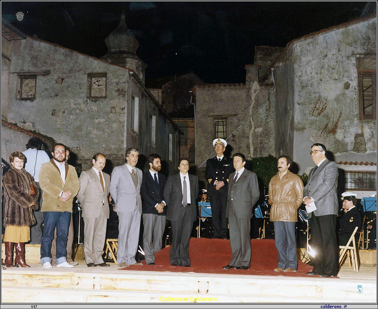 Le autorita' con la Banda Musicale della Marina Militare Italiana diretta dal Maestro Vittorio Manente 1982.jpg